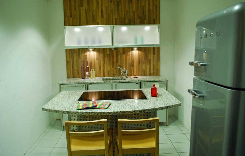 Modulküche mit Kochinsel und Standkühlschrank